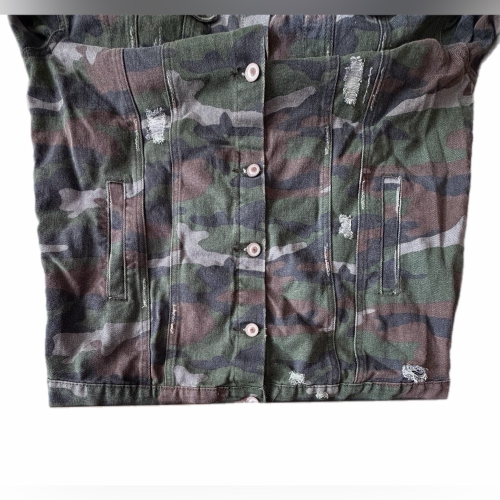 Fiore Women’s camouflage denim distressed jacket
M/L NWOT - Picture 5 of 12